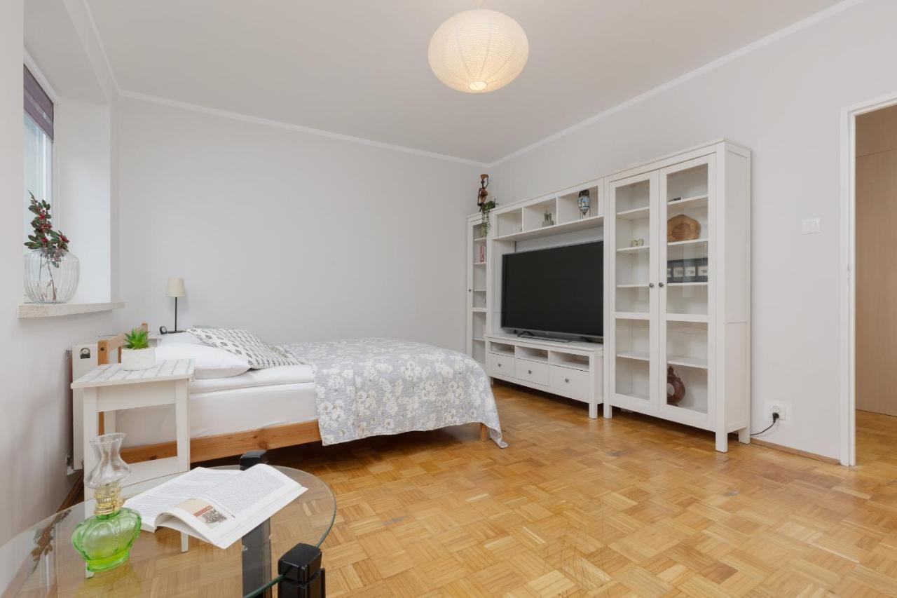 Studio Bielany With Home Office Near Metro Station By Noclegi Renters Warszawa Zewnętrze zdjęcie