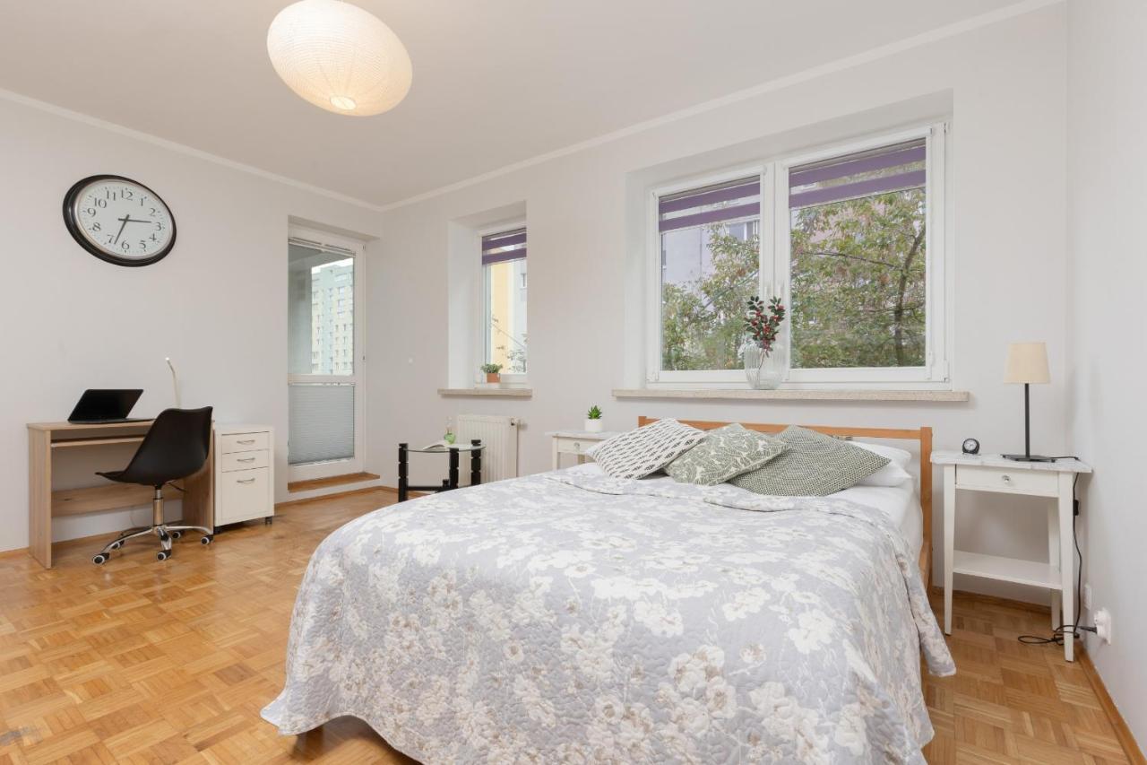 Studio Bielany With Home Office Near Metro Station By Noclegi Renters Warszawa Zewnętrze zdjęcie