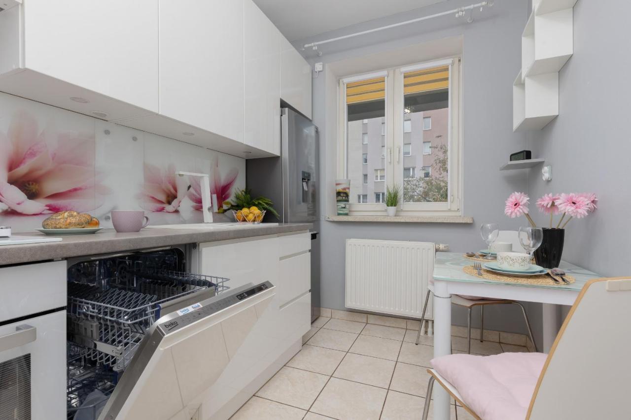 Studio Bielany With Home Office Near Metro Station By Noclegi Renters Warszawa Zewnętrze zdjęcie